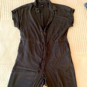 Gap women’s gray jumpsuit. Size small.